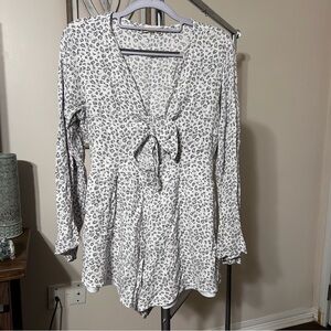 Altar’d‎ State Romper Medium Leopard Print Gray White Shorts Long Sleeve